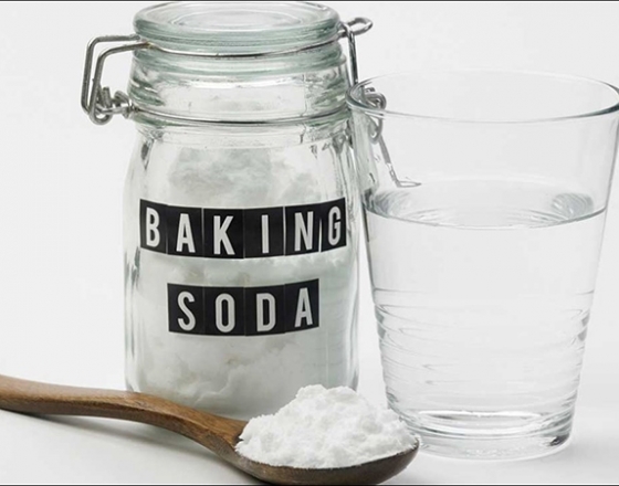  Sử dụng Baking Soda tẩy vết bẩn dầu mỡ mới bám dính lên quần áo.